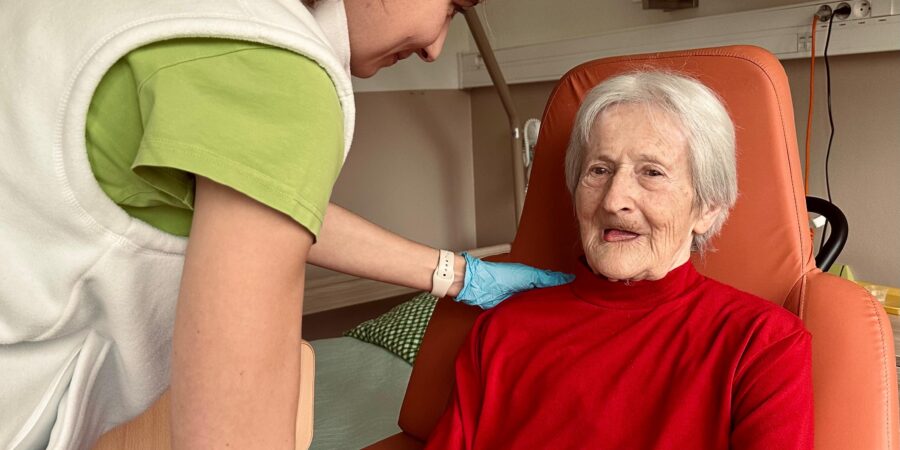 Pomoc při zvládání běžných úkonů péče o vlastní osobu